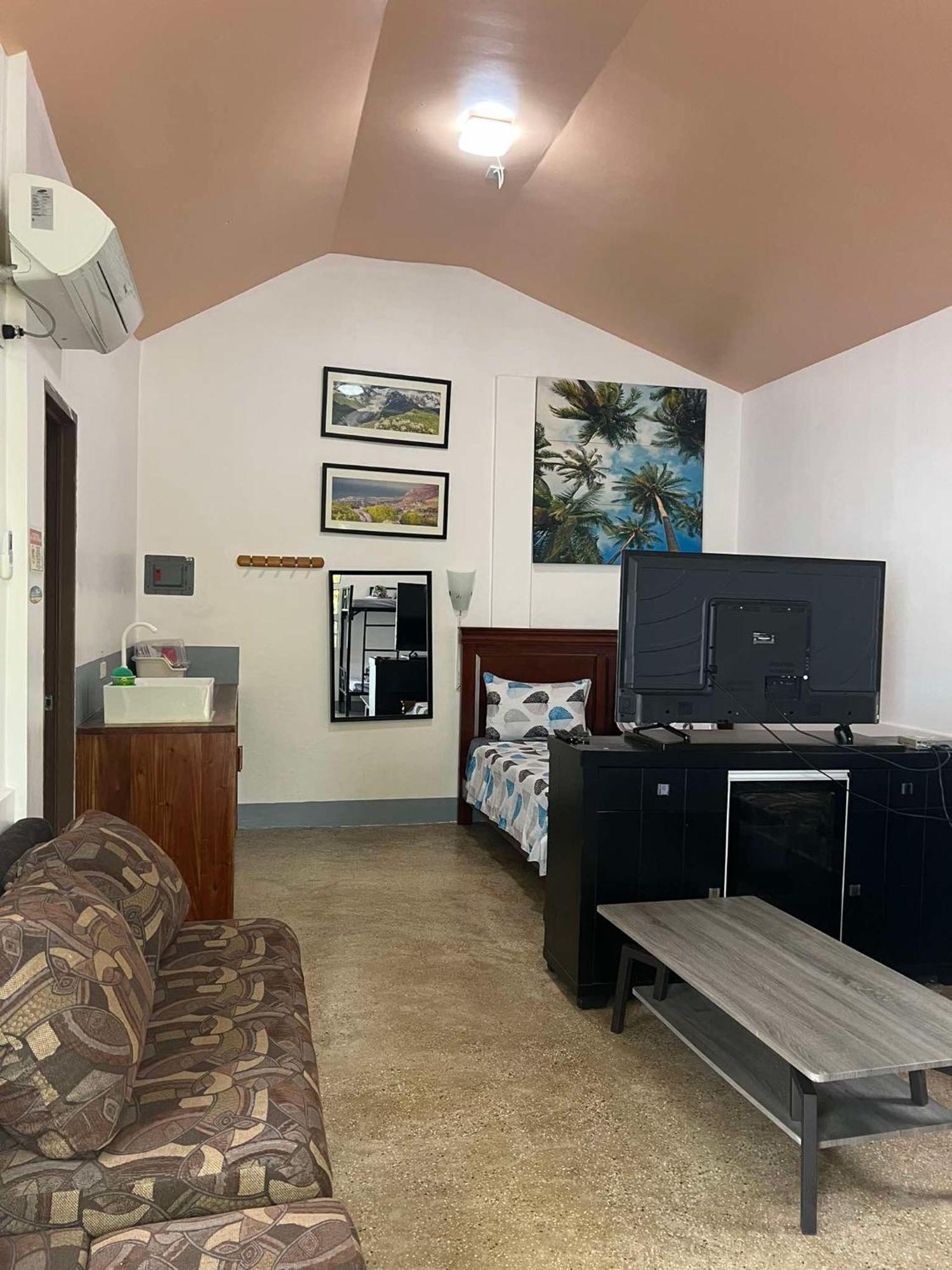 Ice Bear Bar & Tourist Inn Dauis Rom bilde